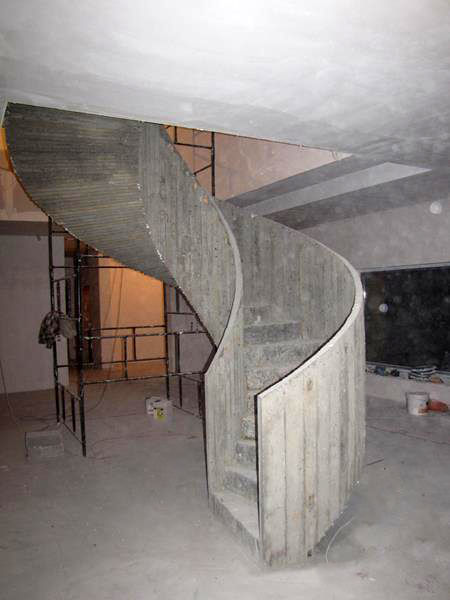 Schody spiralne z betonu z barierkami